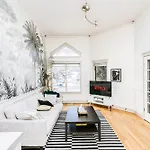 Chic Central 4Bdrm Home-King Bed-Airhockey-Mins Dt