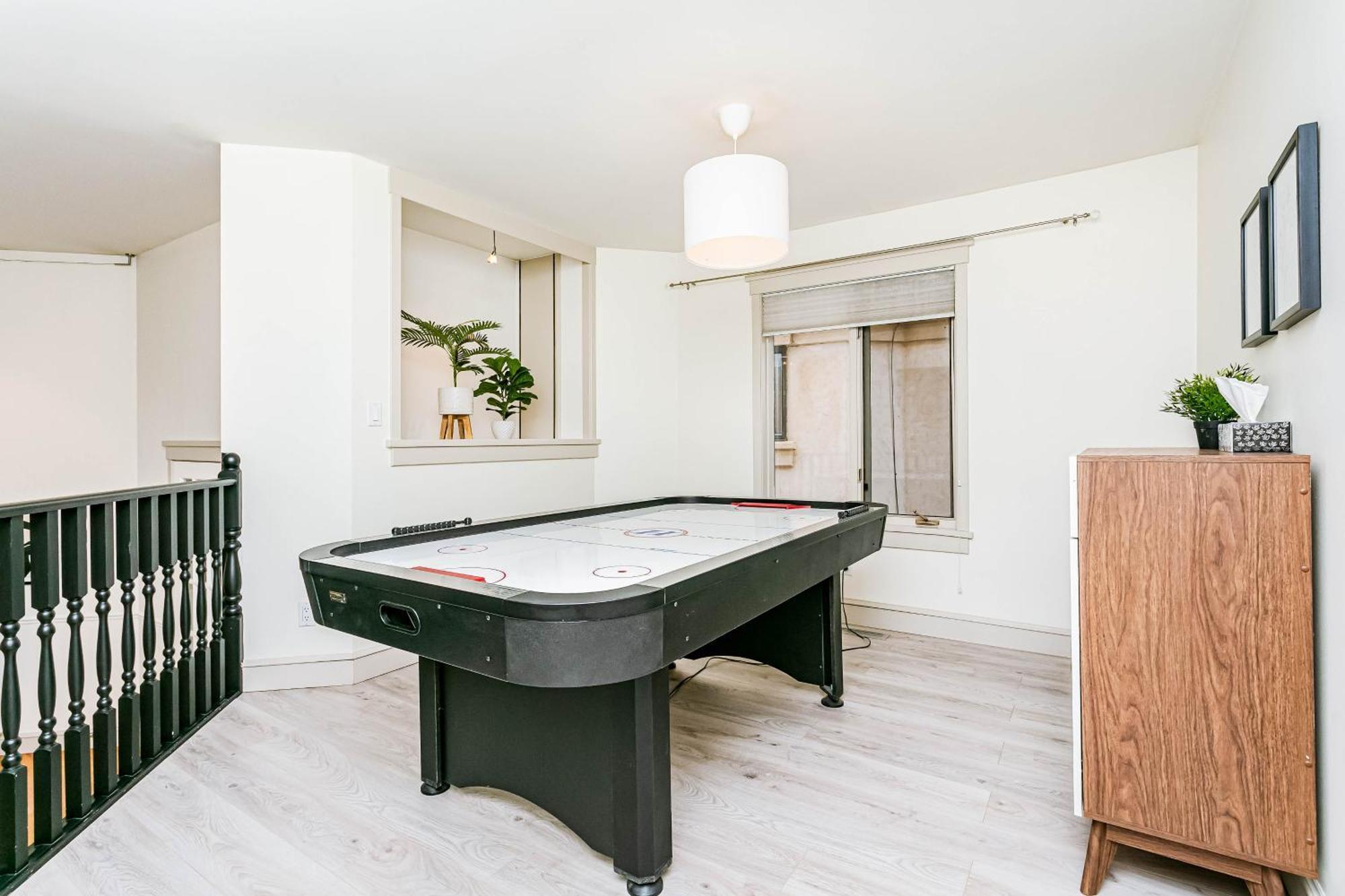 Chic 4bdrm Home-king Bed-airhockey-mins Dt