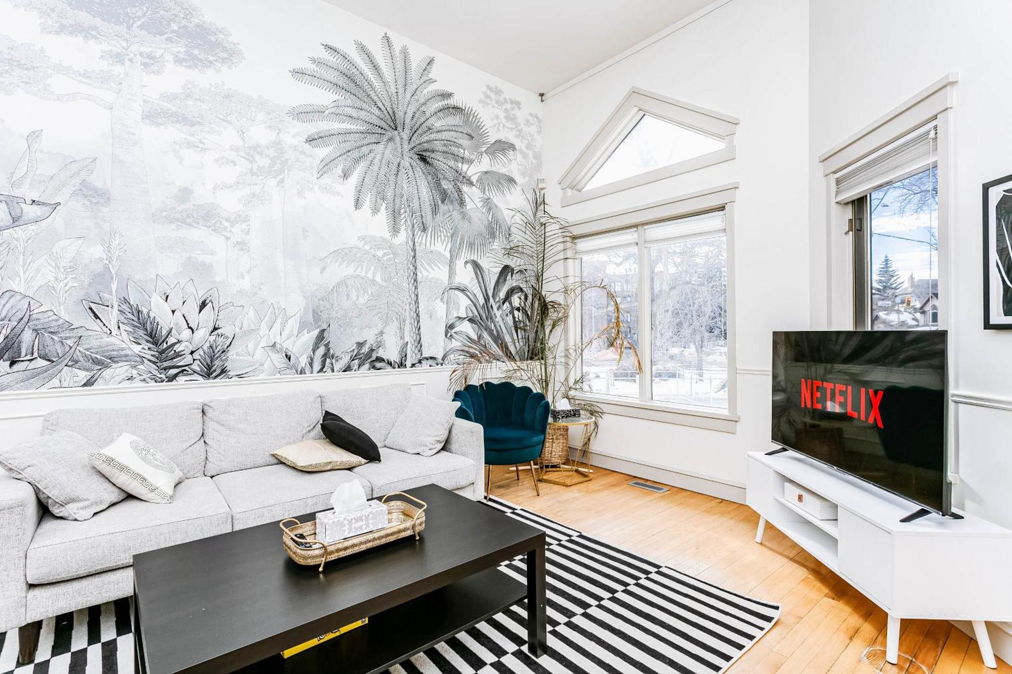 Chic 4bdrm Home-king Bed-airhockey-mins Dt Apartment
