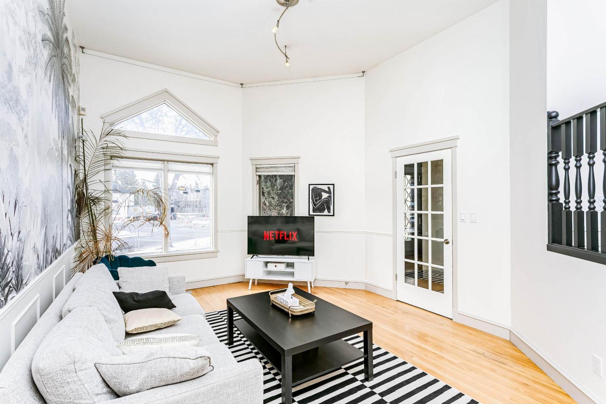 Chic 4bdrm Home-king Bed-airhockey-mins Dt Apartment *