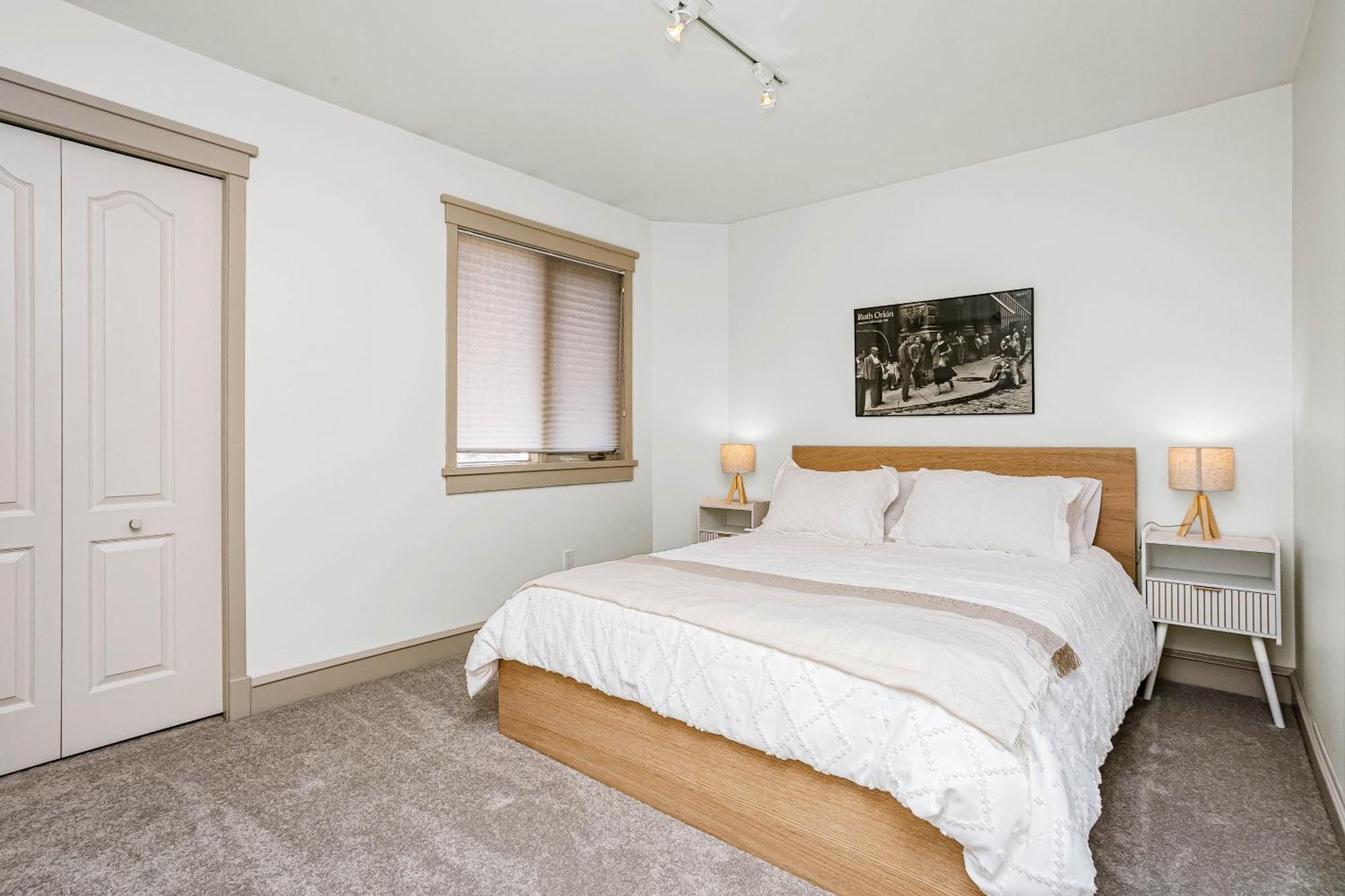 Chic 4bdrm Home-king Bed-airhockey-mins Dt * Edmonton
