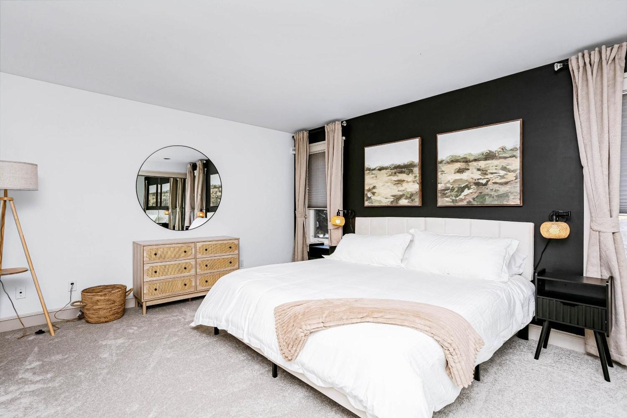 Chic 4bdrm Home-king Bed-airhockey-mins Dt * Edmonton