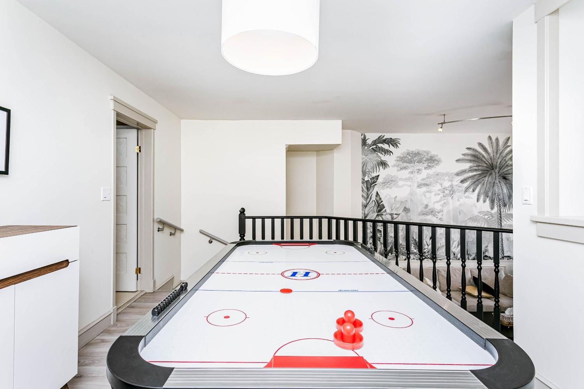 Chic 4bdrm Home-king Bed-airhockey-mins Dt Apartment