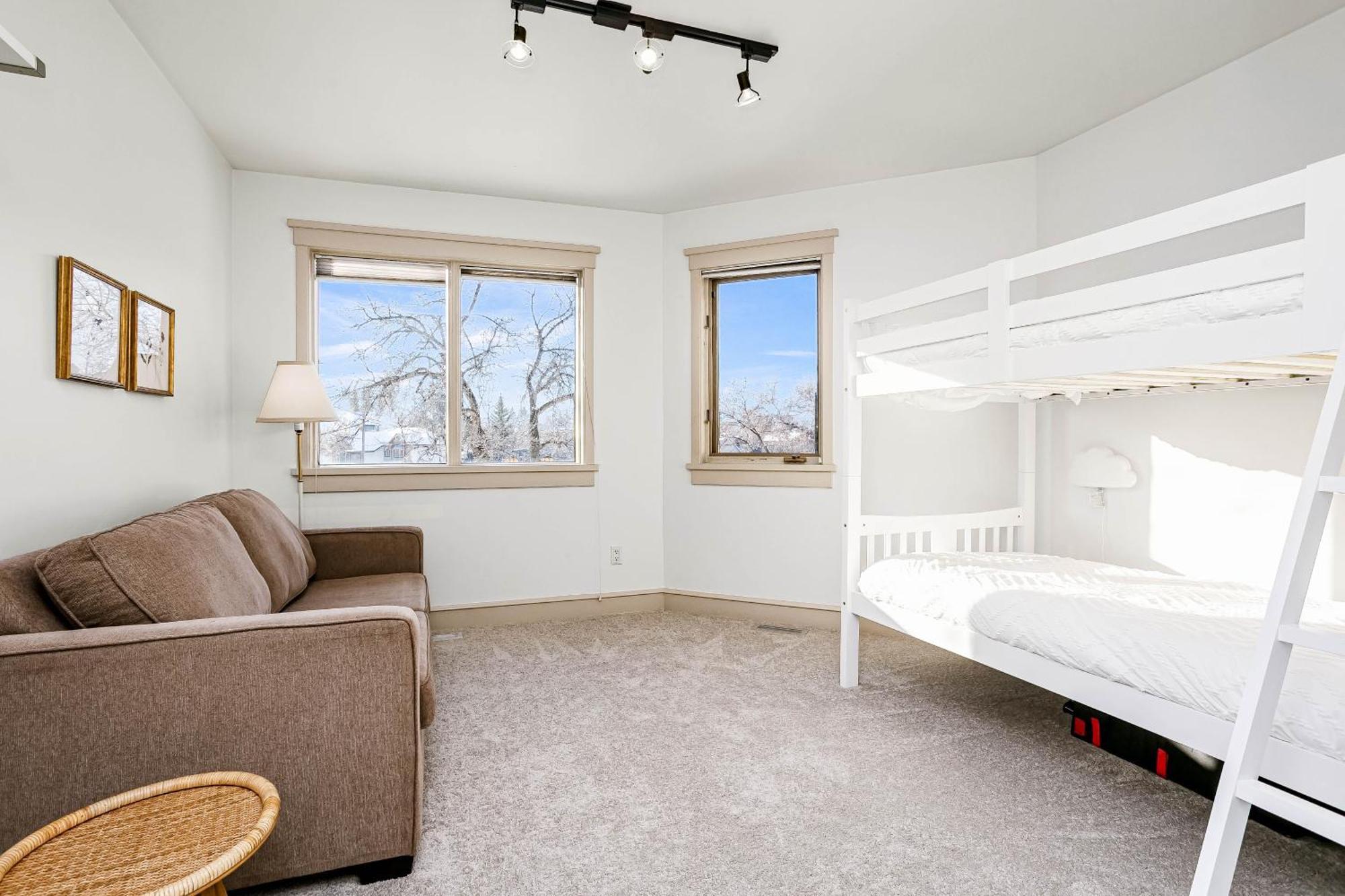 Apartment Chic 4bdrm Home-king Bed-airhockey-mins Dt Edmonton