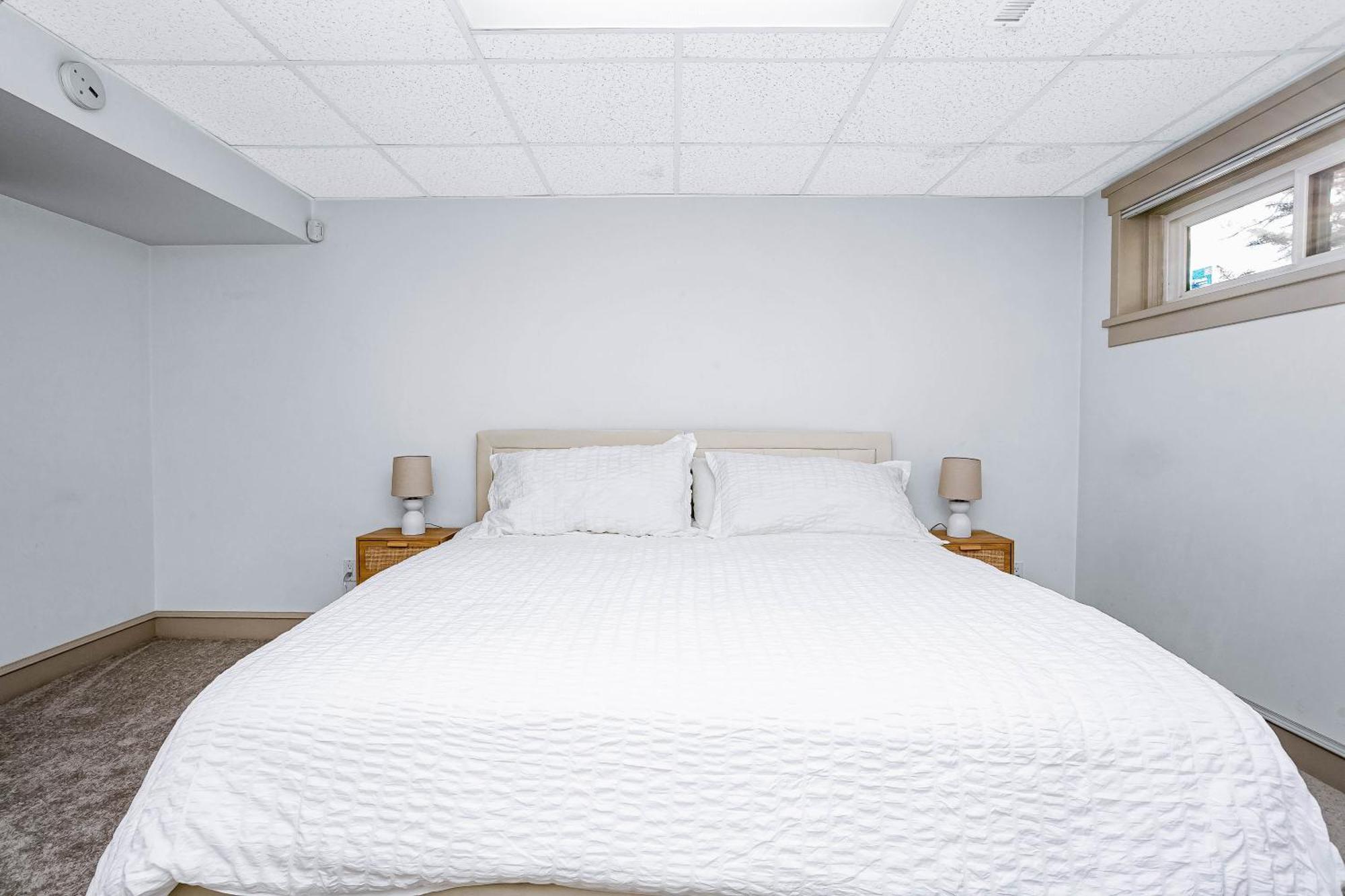 Chic 4bdrm Home-king Bed-airhockey-mins Dt Edmonton
