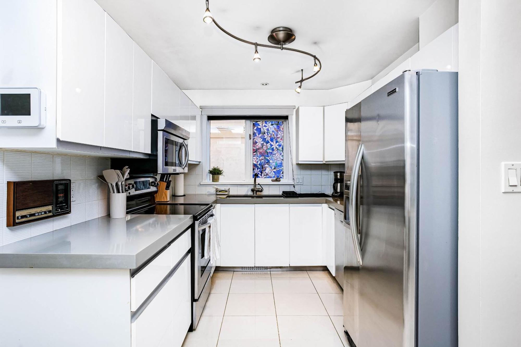 Chic 4bdrm Home-king Bed-airhockey-mins Dt * Edmonton