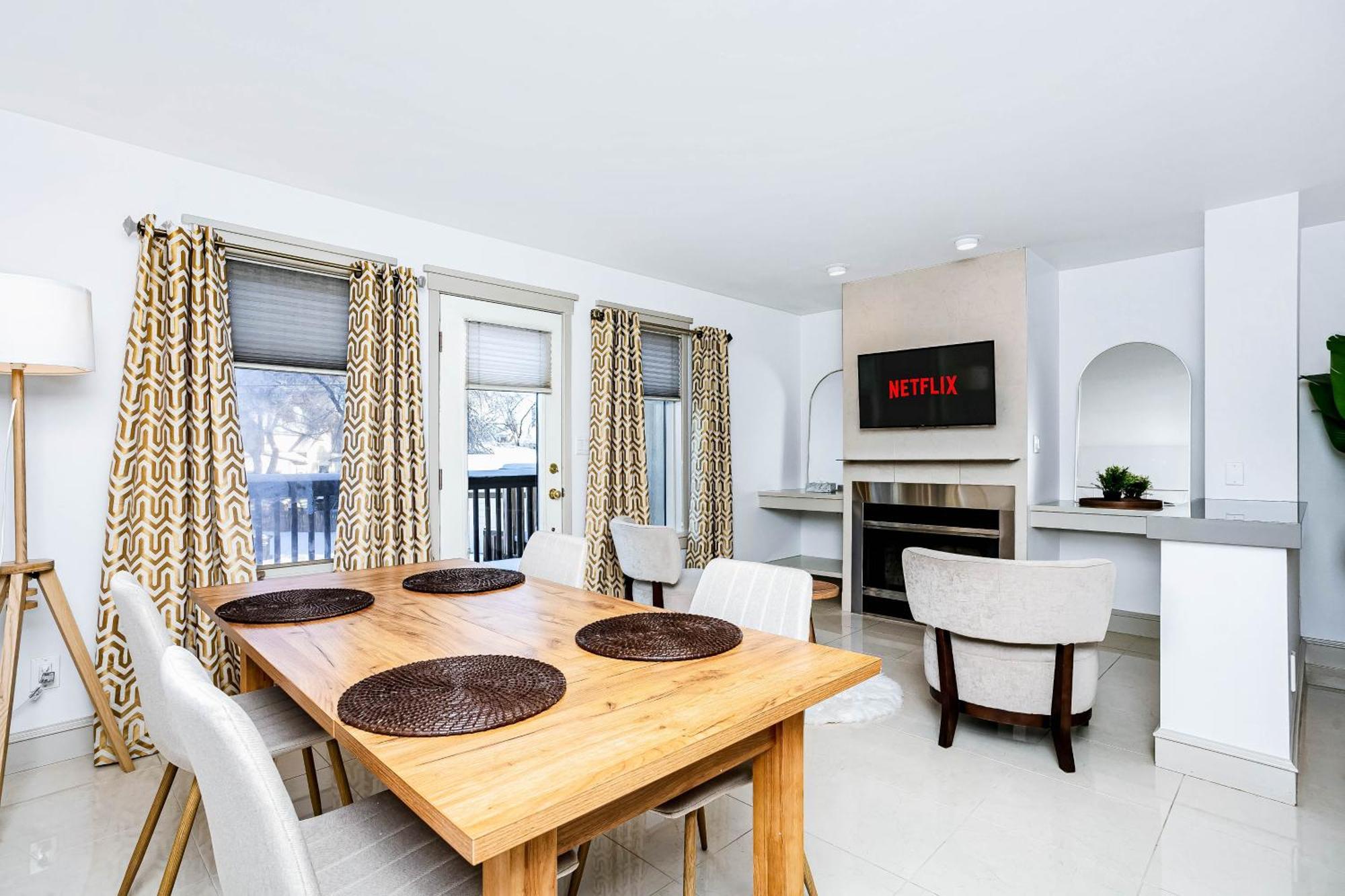 Chic 4bdrm Home-king Bed-airhockey-mins Dt Apartment