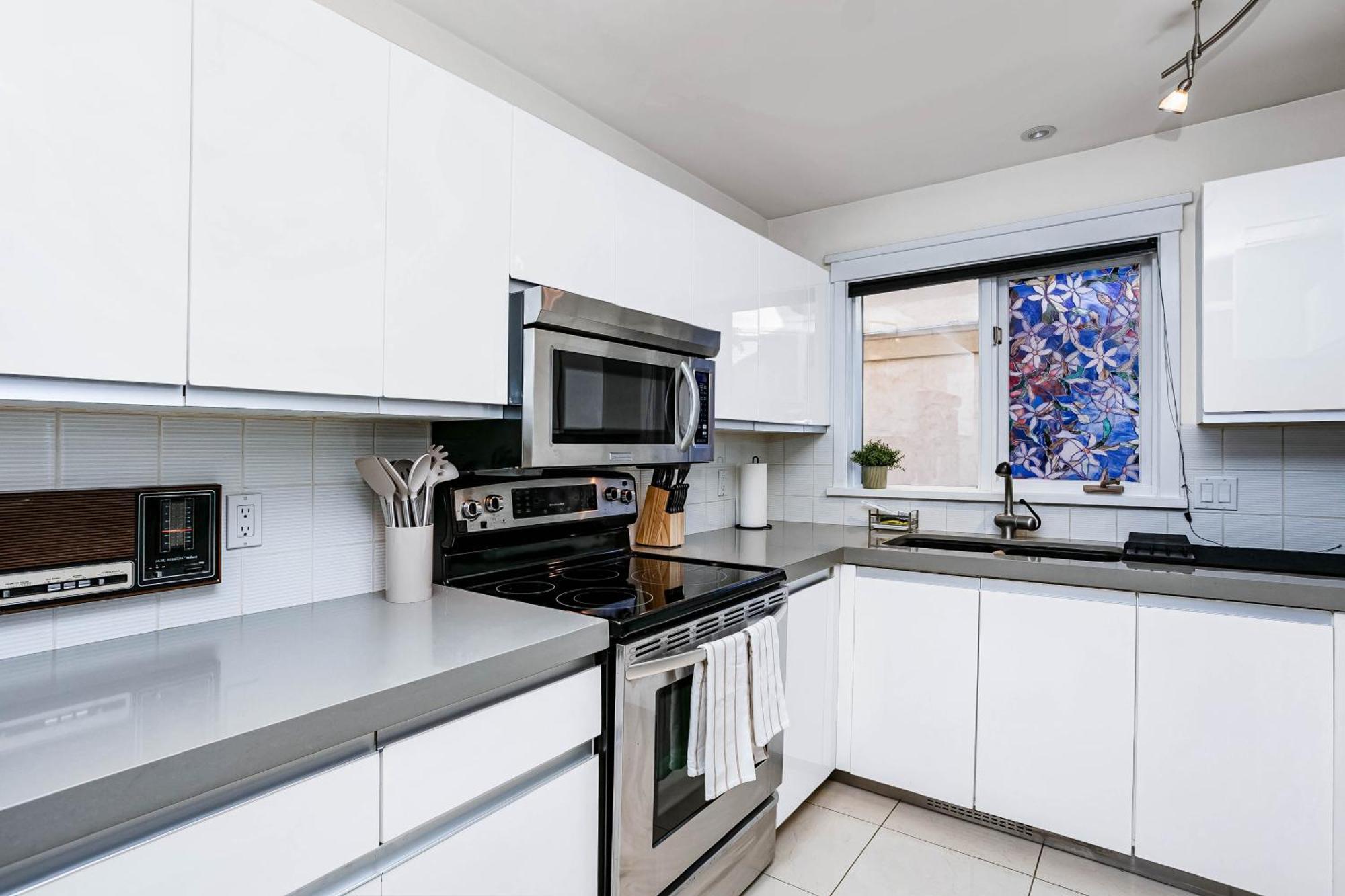Apartment Chic 4bdrm Home-king Bed-airhockey-mins Dt *