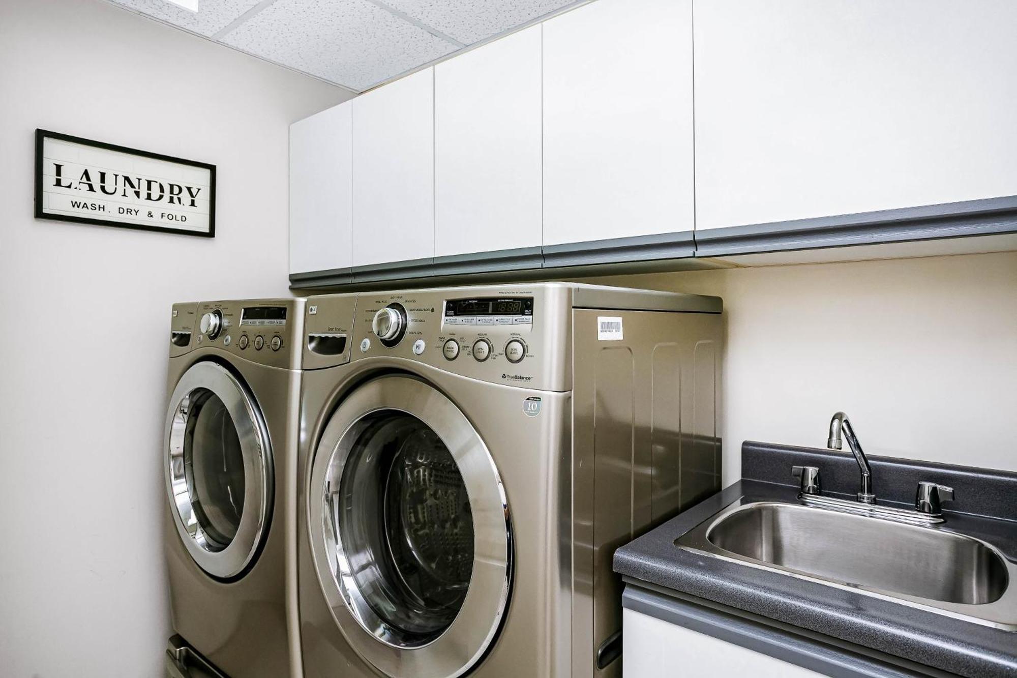 Chic 4bdrm Home-king Bed-airhockey-mins Dt Apartment Edmonton