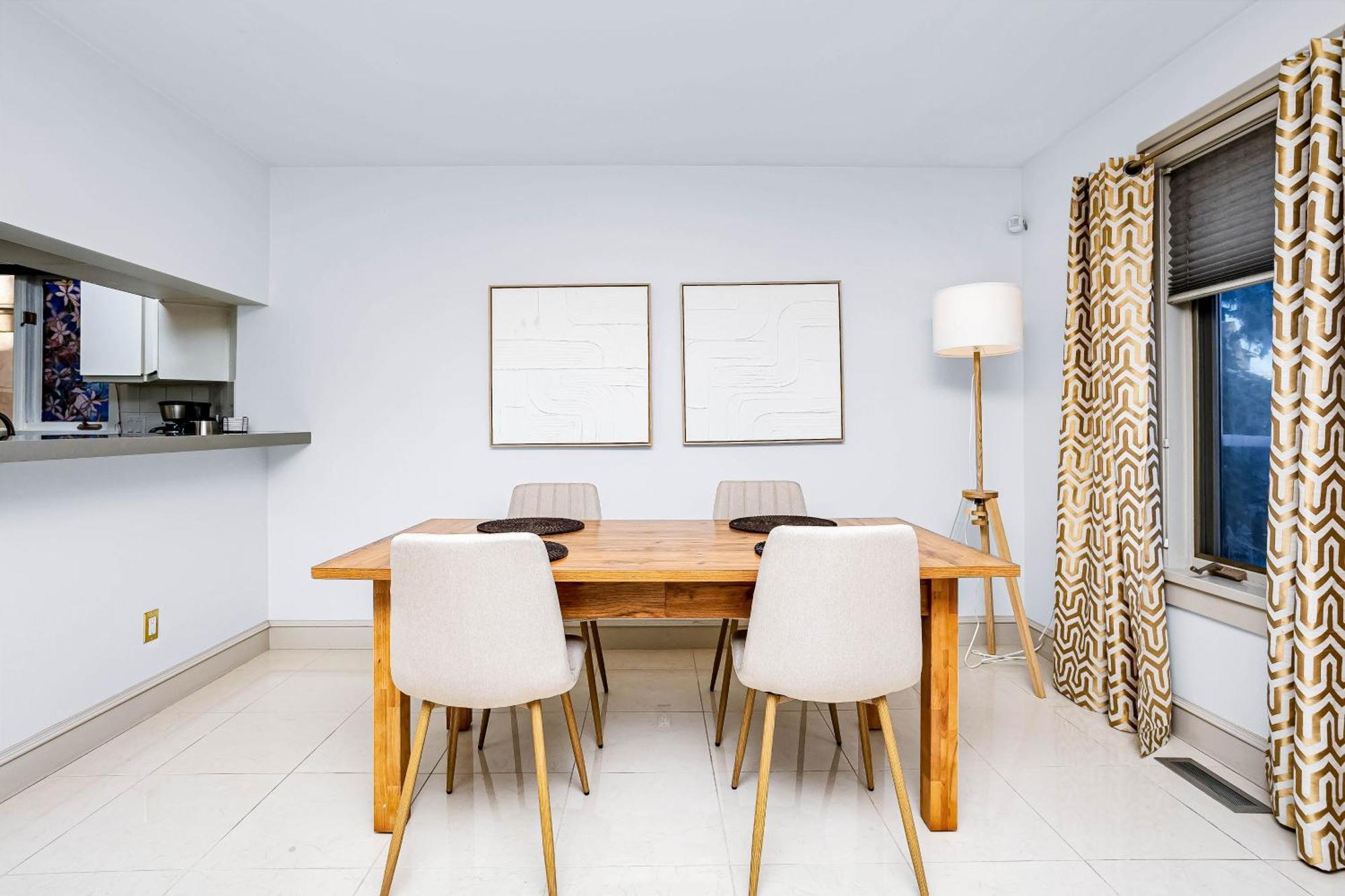 Apartment Chic 4bdrm Home-king Bed-airhockey-mins Dt Edmonton