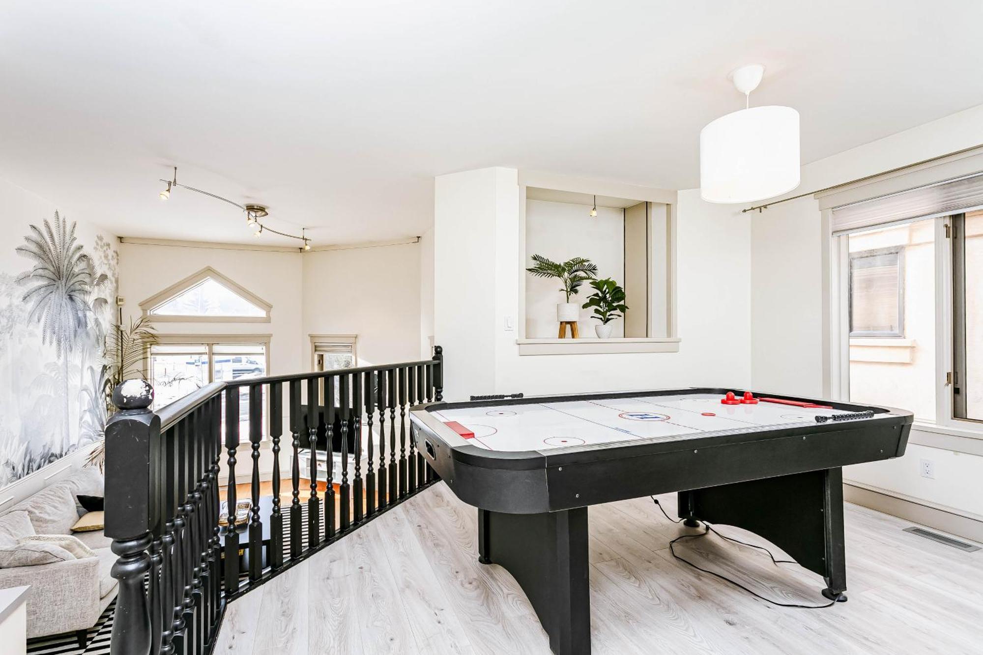 Chic 4bdrm Home-king Bed-airhockey-mins Dt *