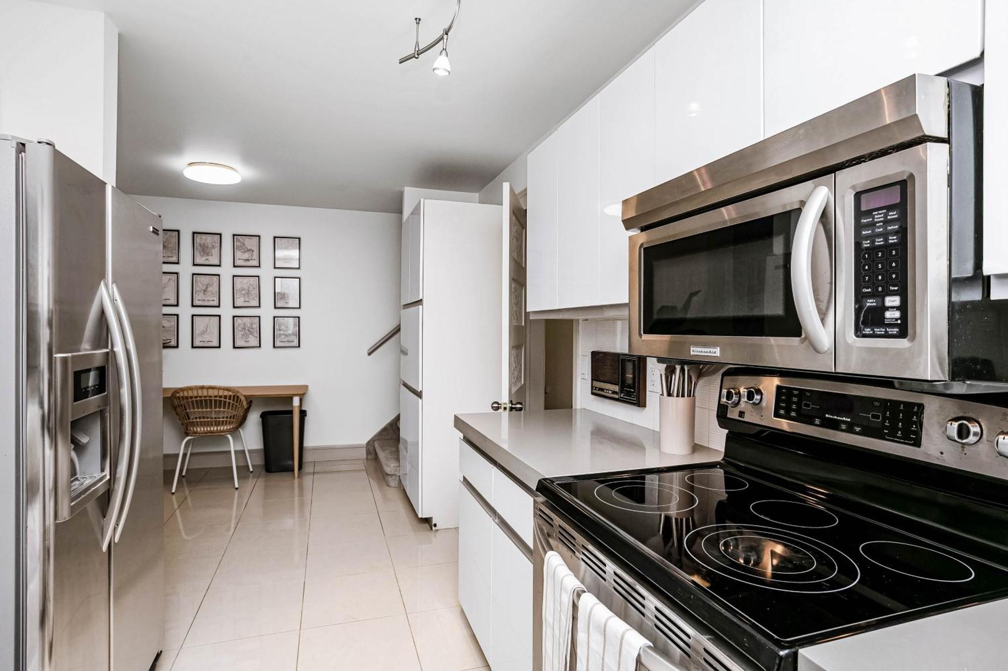 Chic 4bdrm Home-king Bed-airhockey-mins Dt Edmonton
