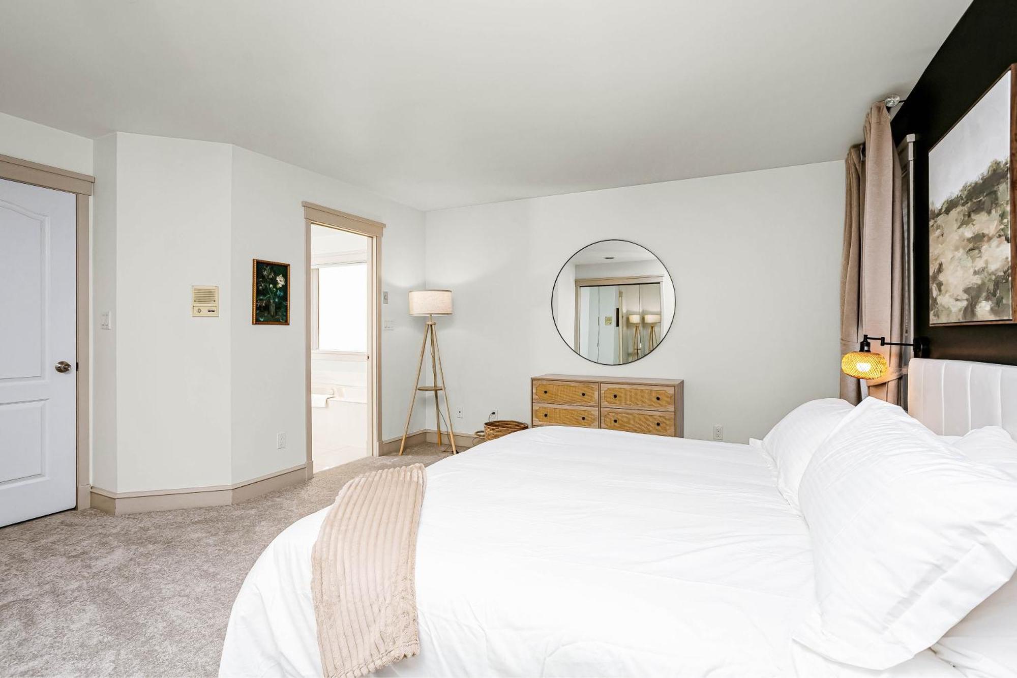 Chic 4bdrm Home-king Bed-airhockey-mins Dt * Edmonton