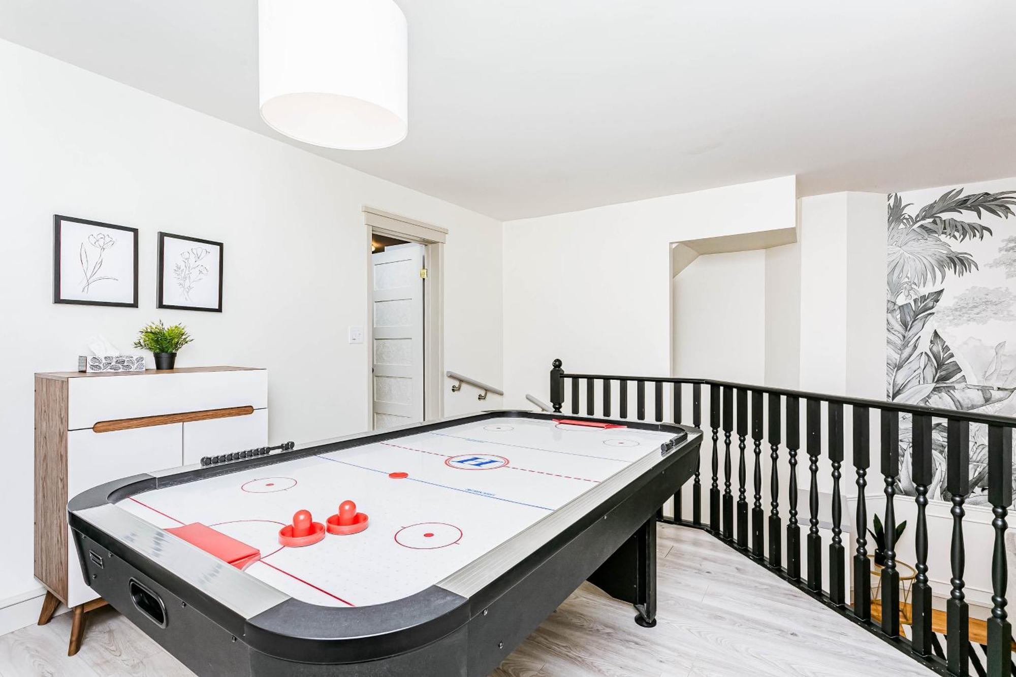 Chic 4bdrm Home-king Bed-airhockey-mins Dt Apartment