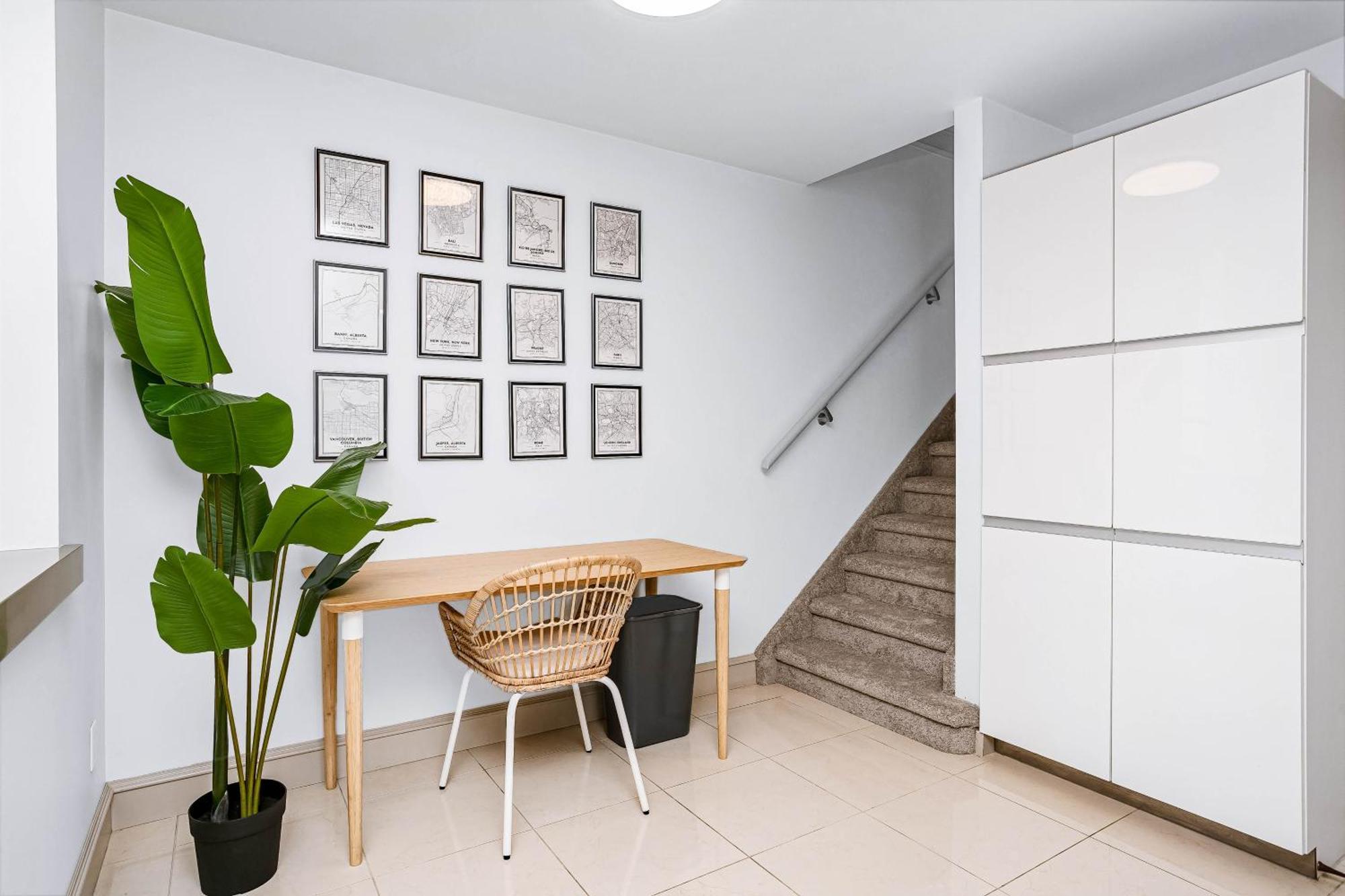 Chic 4bdrm Home-king Bed-airhockey-mins Dt Apartment *