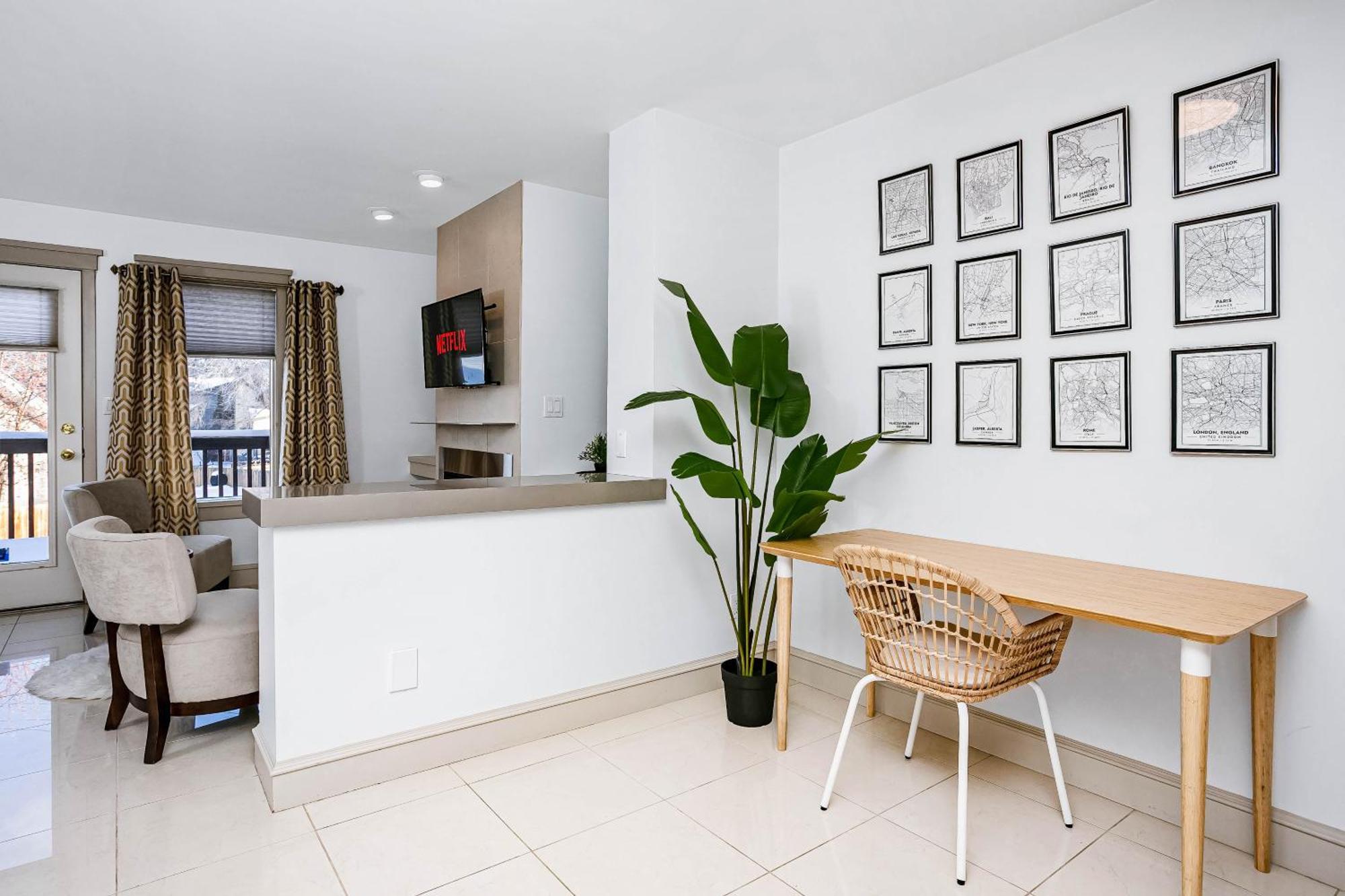 Chic 4bdrm Home-king Bed-airhockey-mins Dt Apartment Edmonton