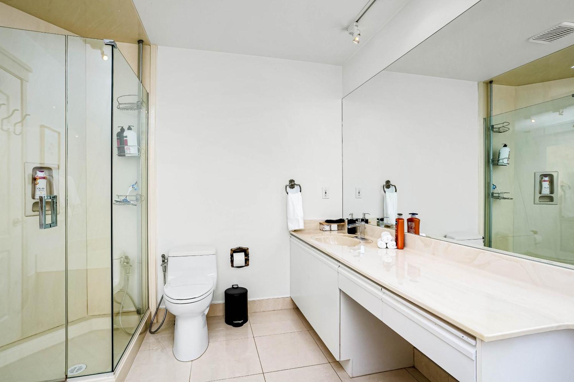 Chic 4bdrm Home-king Bed-airhockey-mins Dt * Edmonton