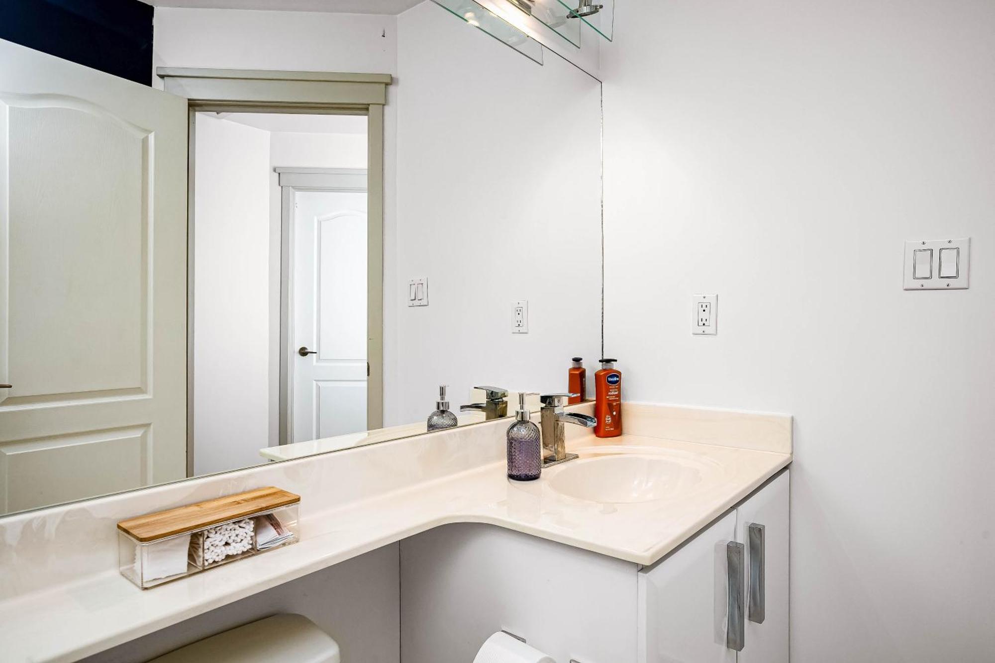 Apartment Chic 4bdrm Home-king Bed-airhockey-mins Dt