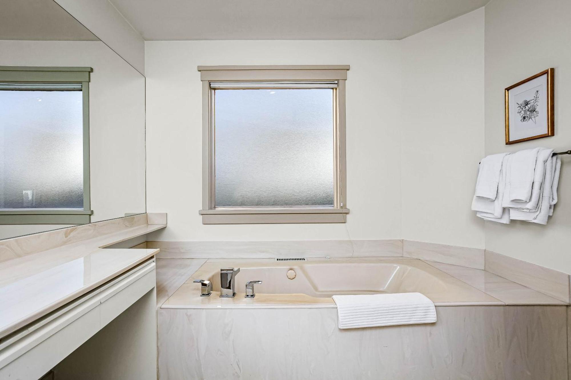 Chic 4bdrm Home-king Bed-airhockey-mins Dt Edmonton